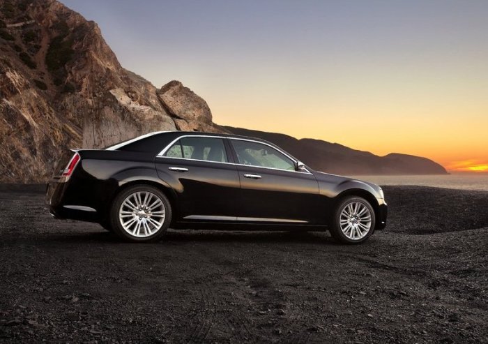 Chrysler 300. Photo by netcarshow.com