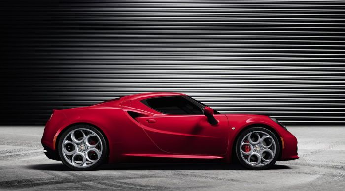 The new Alfa Romeo 4C is more or less the same concept car presented in Geneva 2011. Notice that front wheels are smaller than rear ones.