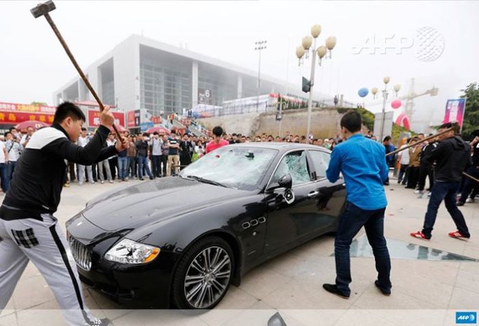 The millionaire Chinese decided to destroy his car as a response to bad service from Maserati. China is Maserati's second most important market and last year it sold around 945 units. China was also the chosen market to unveil the new Ghibli. 