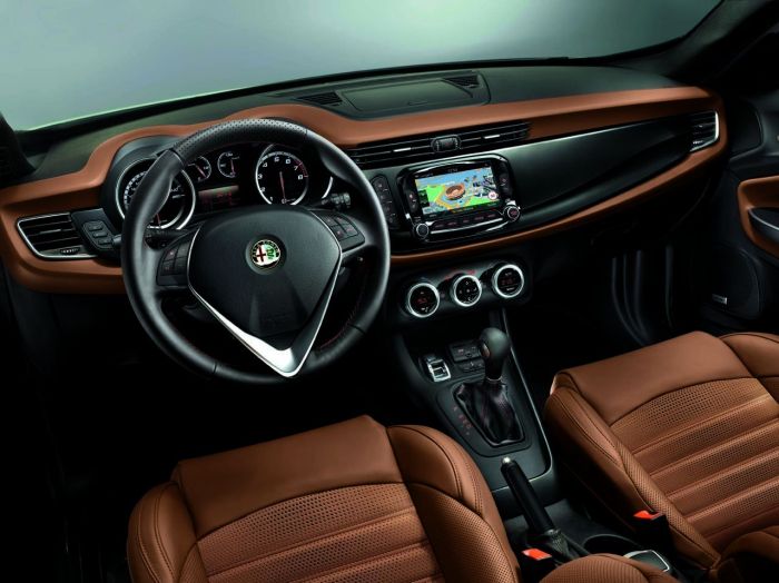 The dashboard had a big improvement in both, aesthetics and functionality. Now it is possible to have a 5" or 6,5" Radionav, new seats and a new steering wheel. 