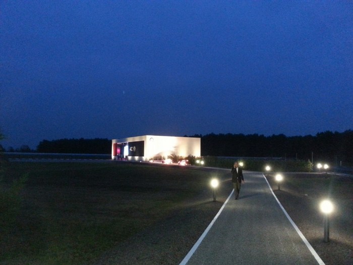 The scenario: a dedicated structure in the middle of the track. 