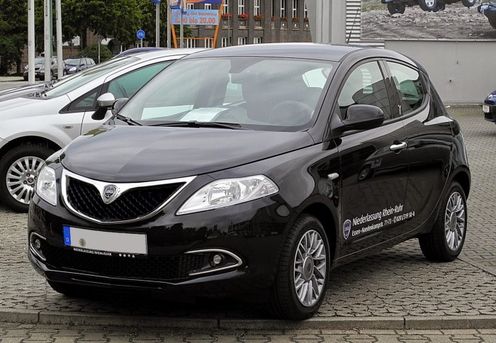 Spy shots of the what is supposed to be the updated version of the Lancia Ypsilon. 
